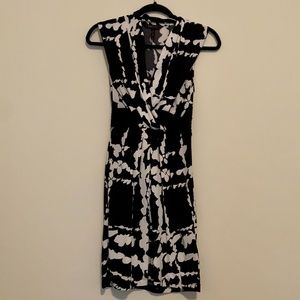 BCBGMaxAzria XS Monochrome Black/White V-Neck Abstract Dress